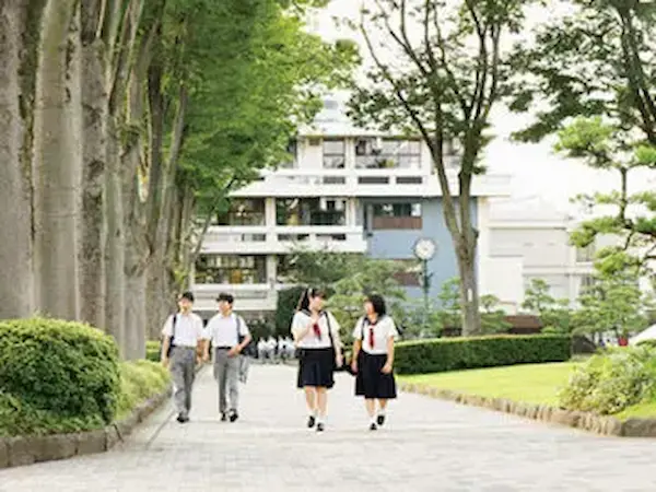 学校内の中央を通る“学びの道”